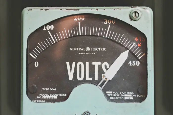 Compteur électrique mural relevant la consommation d'un logement