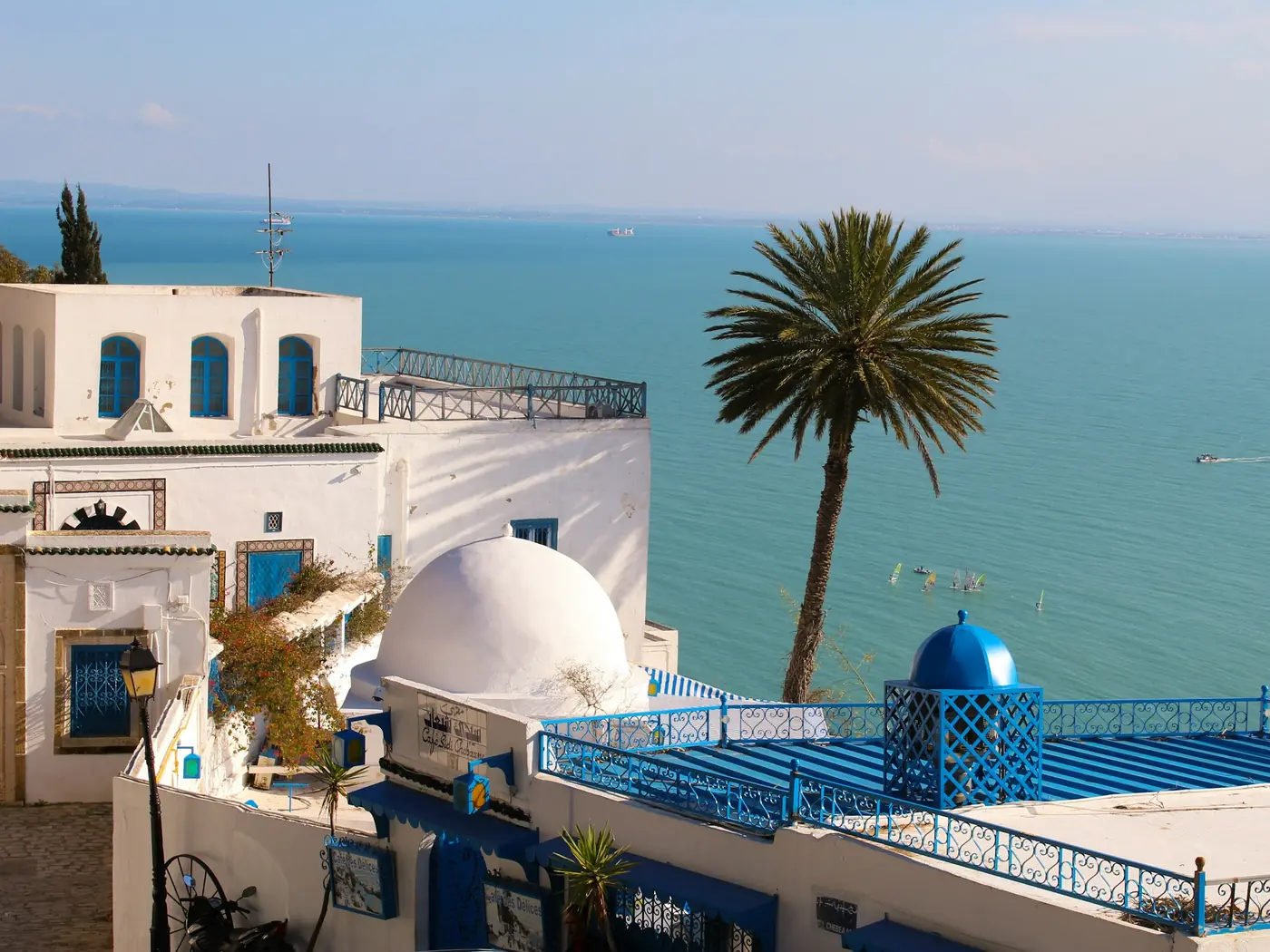 Terrasses blanches et bleues d'un village tunisien surplombant la mer